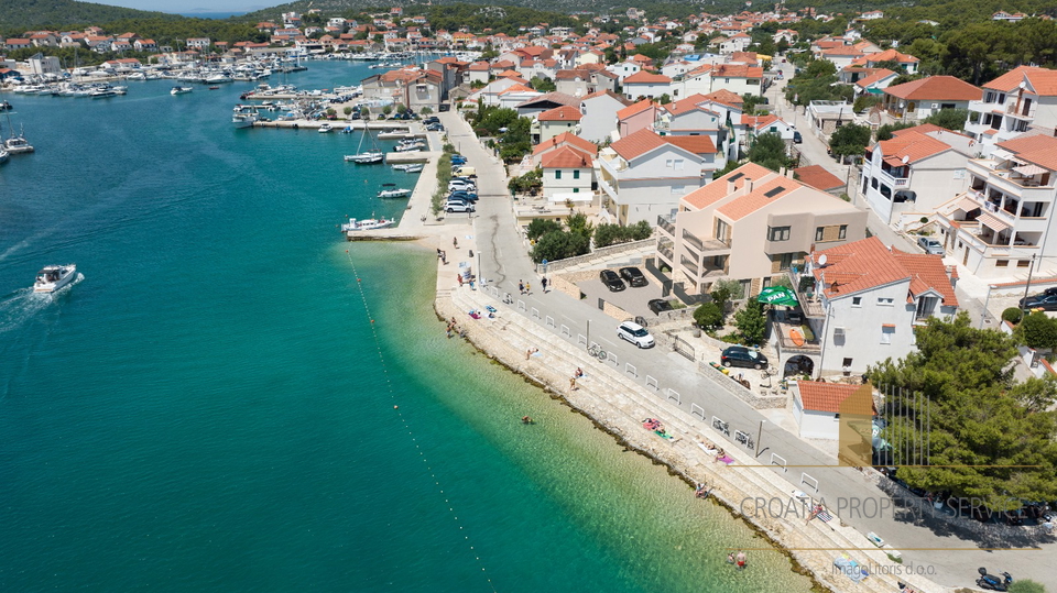 Luxury apartment with a garden, front row to the sea, on the island of Murter!