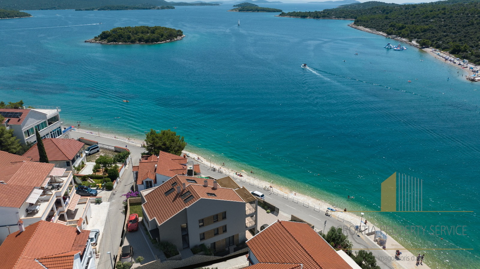 Luxury apartment with a garden, front row to the sea, on the island of Murter!