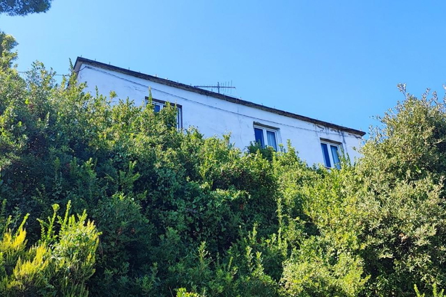 Дом для ремонта с большим потенциалом, первая линия у моря – Мльет!