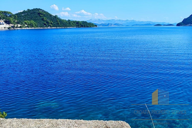 House for renovation with great potential, first row by the sea – Mljet!