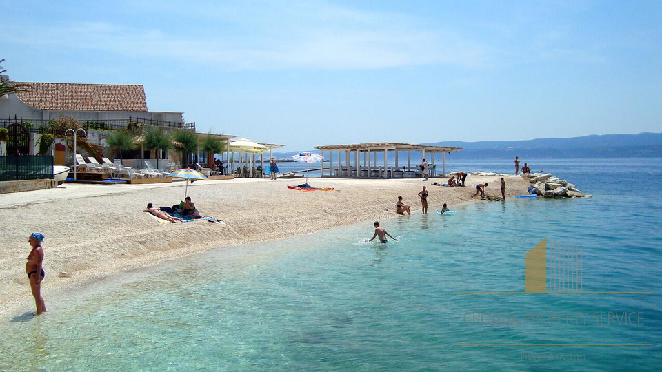 Građevinsko zemljište s otvorenim pogledom na more na Omiškoj rivijeri!