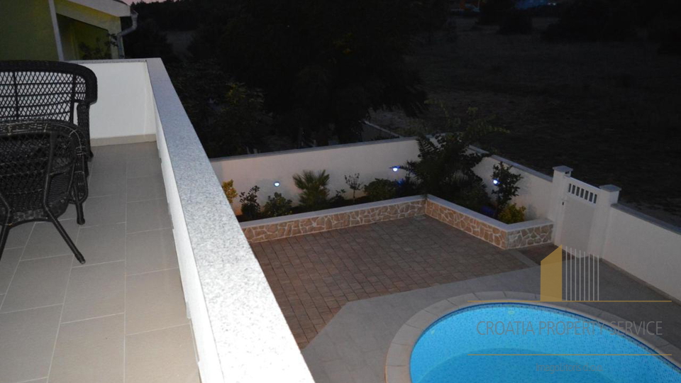 Beautiful villa with a pool 300 m from the sea on the island of Vir!