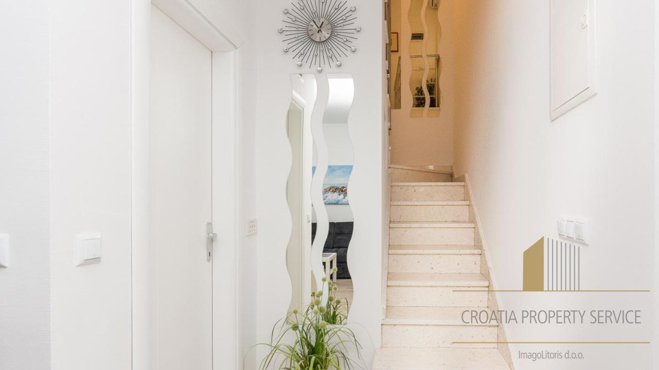 Beautiful villa with a pool 300 m from the sea on the island of Vir!