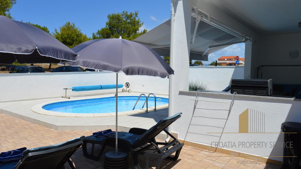Beautiful villa with a pool 300 m from the sea on the island of Vir!