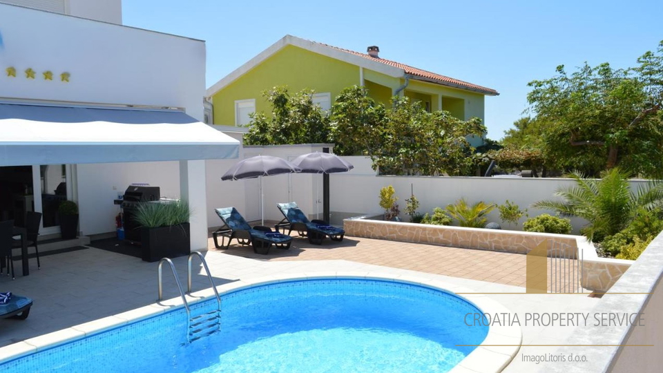 Beautiful villa with a pool 300 m from the sea on the island of Vir!