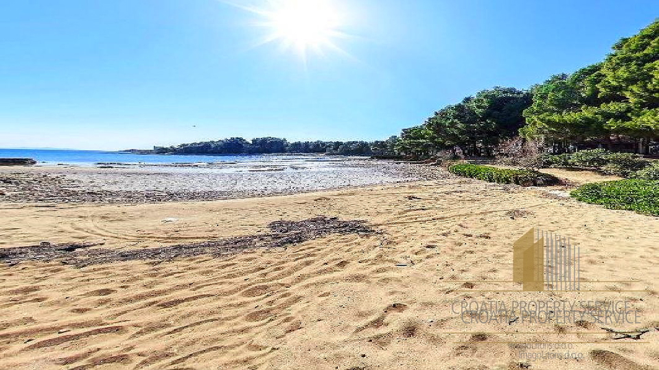 Beautiful villa with a pool 300 m from the sea on the island of Vir!