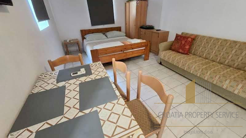 Apartment house with a rooftop terrace in the heart of Makarska - an ideal investment in tourism!