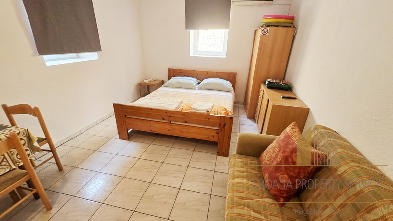 Apartment house with a rooftop terrace in the heart of Makarska - an ideal investment in tourism!