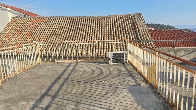 Apartment house with a rooftop terrace in the heart of Makarska - an ideal investment in tourism!