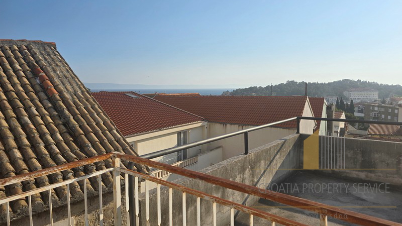 Apartment house with a rooftop terrace in the heart of Makarska - an ideal investment in tourism!