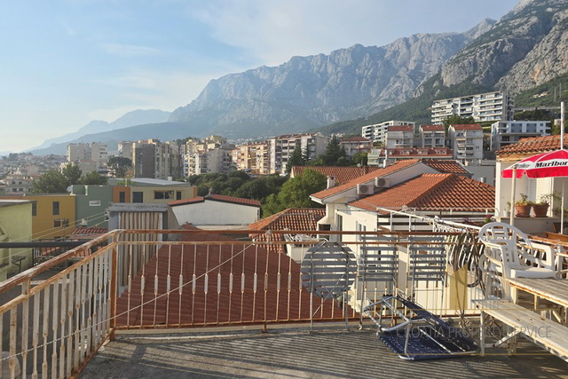 Apartment house with a rooftop terrace in the heart of Makarska - an ideal investment in tourism!