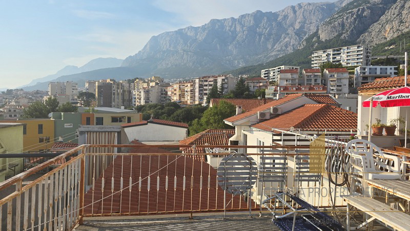 Apartment house with a rooftop terrace in the heart of Makarska - an ideal investment in tourism!
