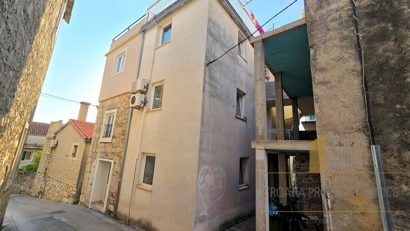 Apartment house with a rooftop terrace in the heart of Makarska - an ideal investment in tourism!