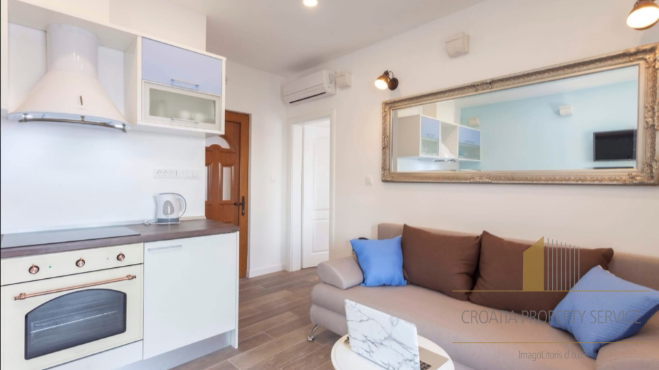 Occasione unica: Casa in pietra in prima fila sul mare a Živogošće!