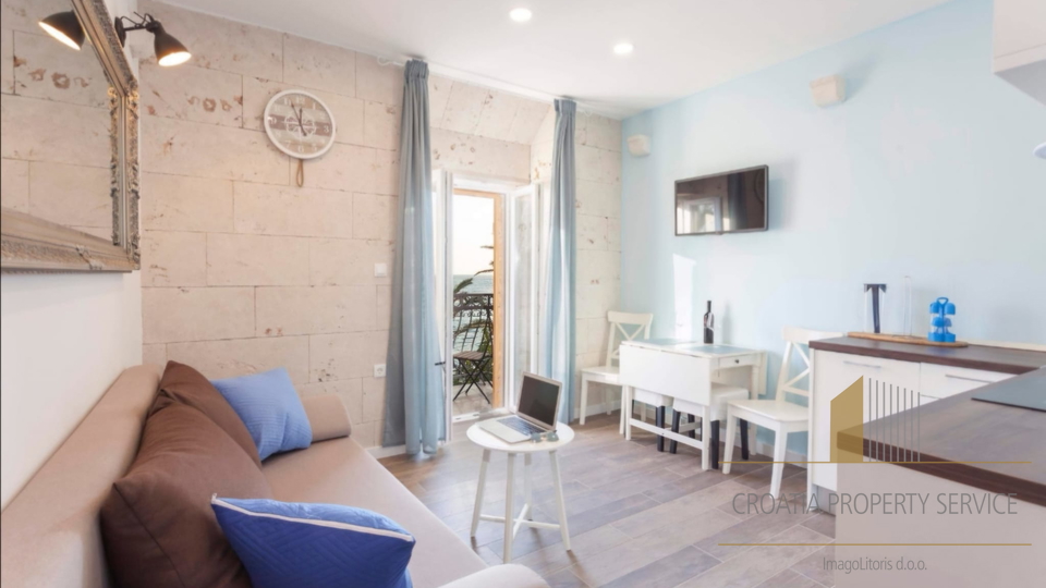 Occasione unica: Casa in pietra in prima fila sul mare a Živogošće!