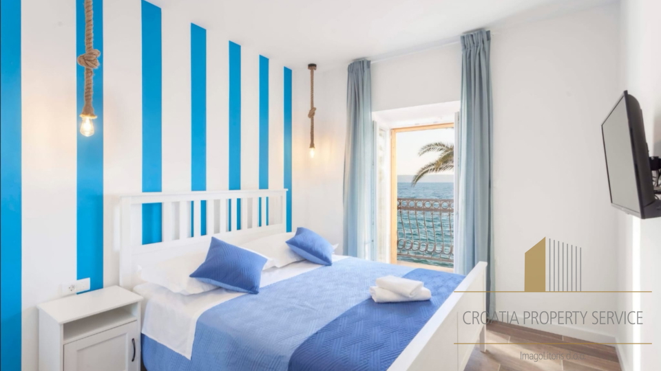 Occasione unica: Casa in pietra in prima fila sul mare a Živogošće!