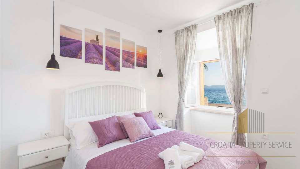 Occasione unica: Casa in pietra in prima fila sul mare a Živogošće!