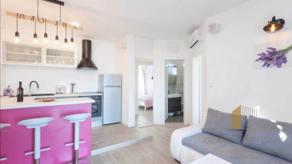 Occasione unica: Casa in pietra in prima fila sul mare a Živogošće!