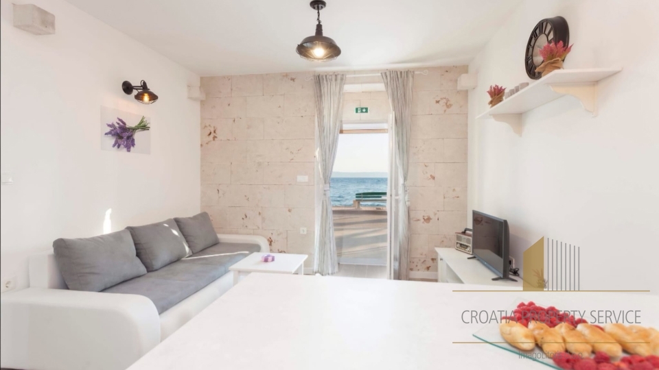 Occasione unica: Casa in pietra in prima fila sul mare a Živogošće!