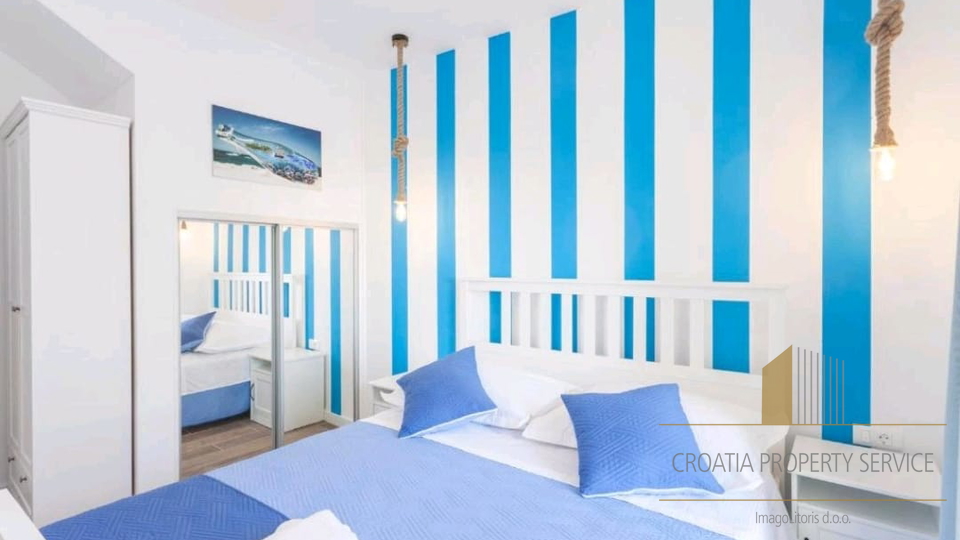 Occasione unica: Casa in pietra in prima fila sul mare a Živogošće!