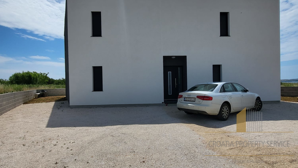 Elegante Villa mit Pool 50 m vom Strand in Privlaka entfernt!