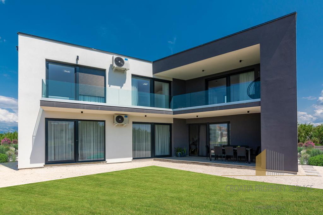 Elegante Villa mit Pool 50 m vom Strand in Privlaka entfernt!