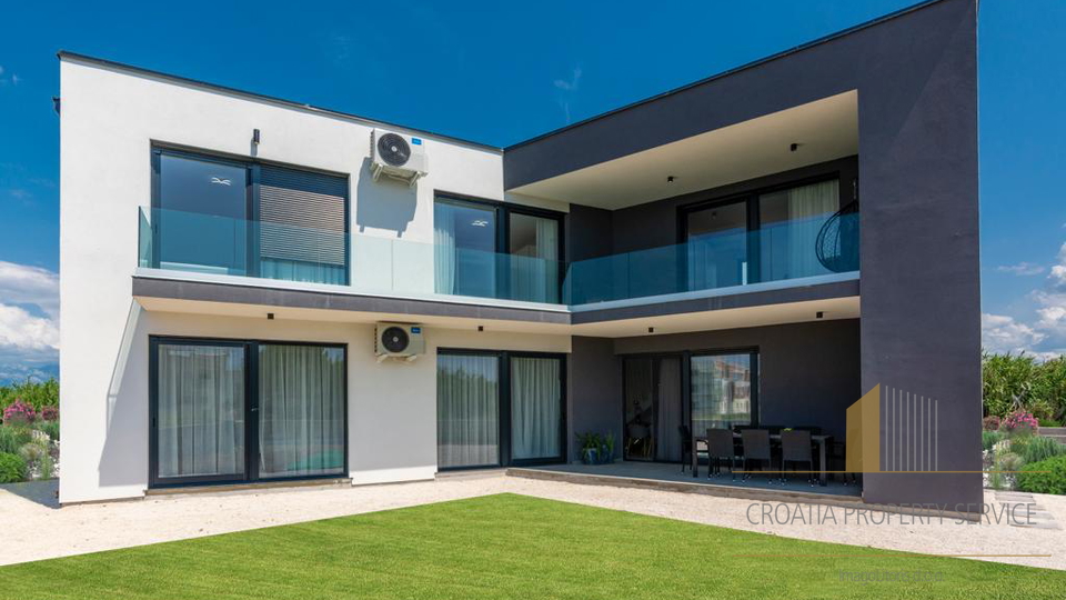 Elegante Villa mit Pool 50 m vom Strand in Privlaka entfernt!