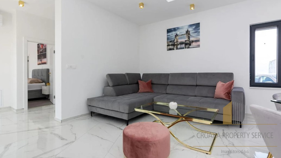 Elegante Villa mit Pool 50 m vom Strand in Privlaka entfernt!