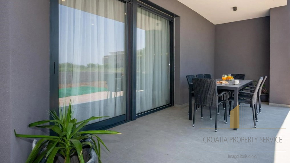 Elegante Villa mit Pool 50 m vom Strand in Privlaka entfernt!