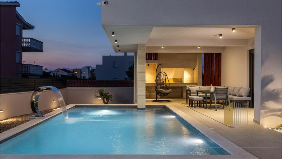 Elegantna vila s bazenom 190 m od mora u Zatonu!