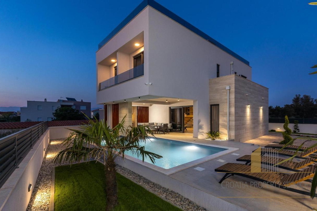 Elegantna vila s bazenom 190 m od mora u Zatonu!