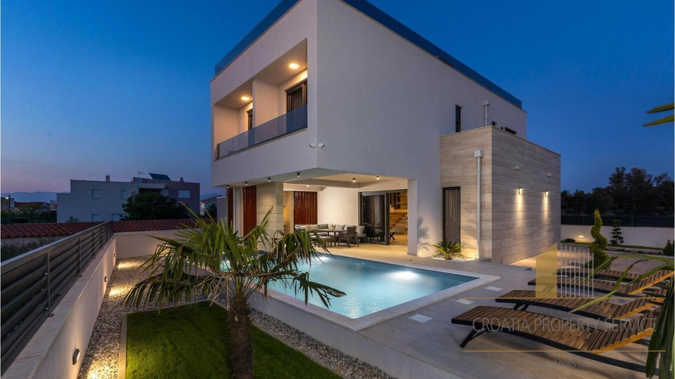 Elegantna vila s bazenom 190 m od mora u Zatonu!