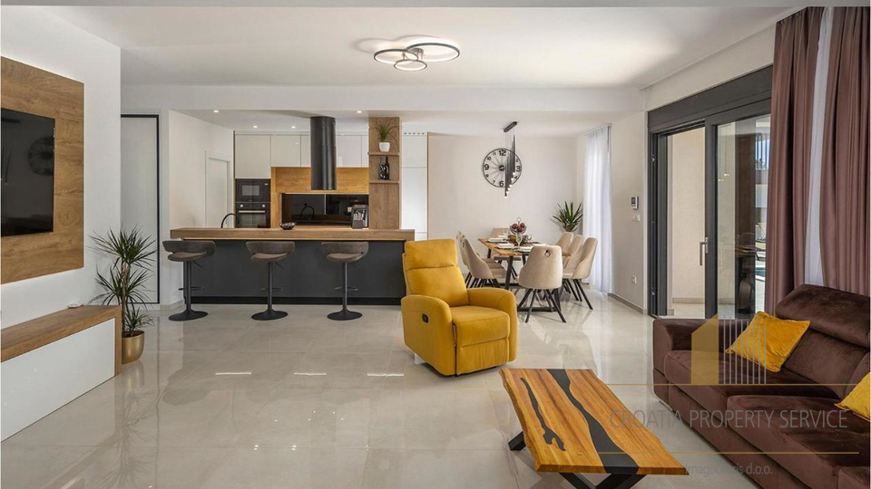Elegantna vila s bazenom 190 m od mora u Zatonu!