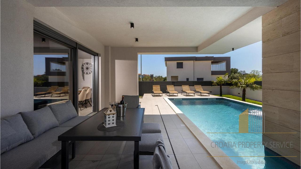 Elegantna vila s bazenom 190 m od mora u Zatonu!