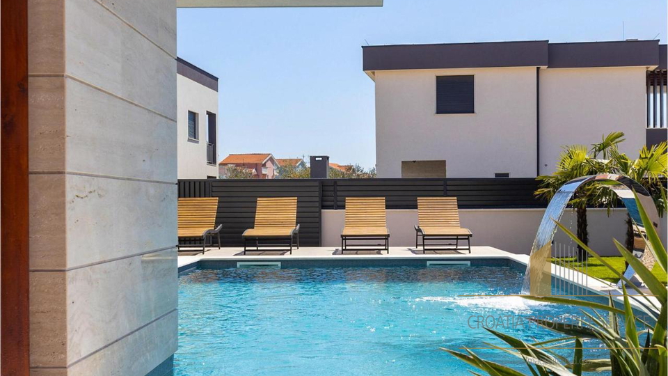 Elegantna vila s bazenom 190 m od mora u Zatonu!