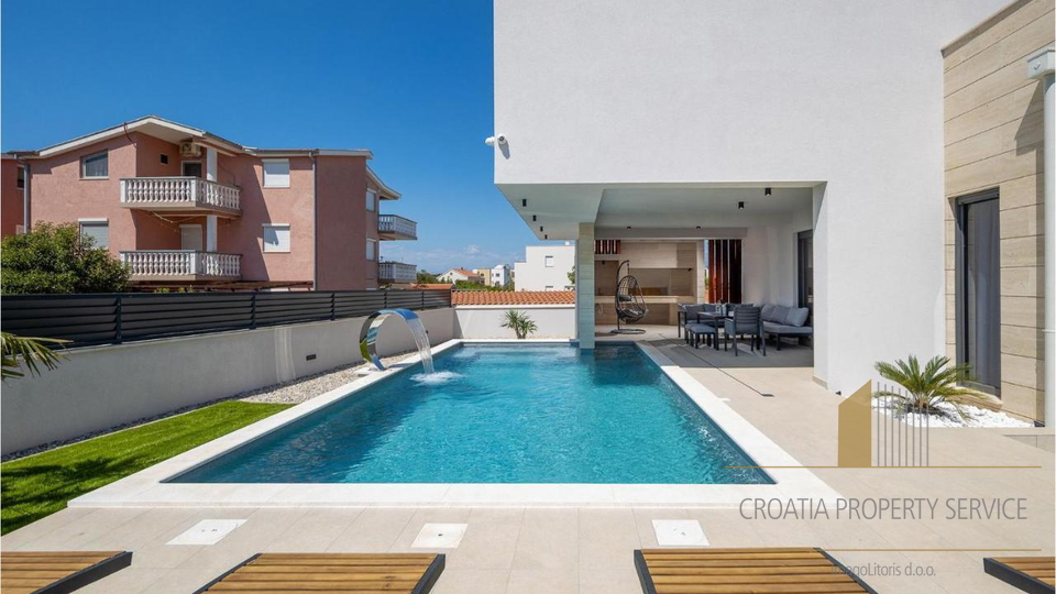 Elegantna vila s bazenom 190 m od mora u Zatonu!