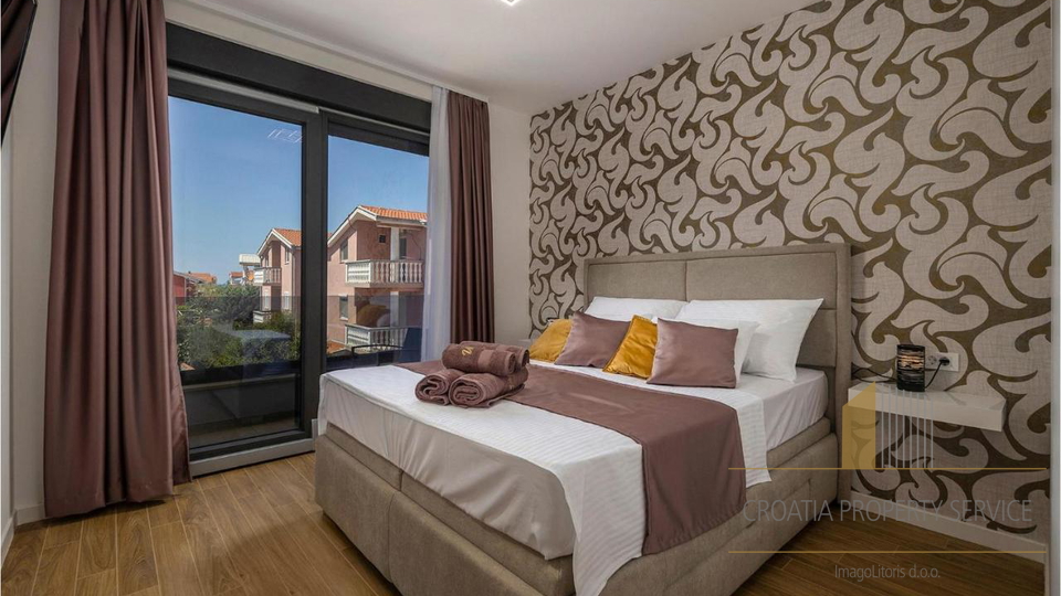 Elegantna vila s bazenom 190 m od mora u Zatonu!