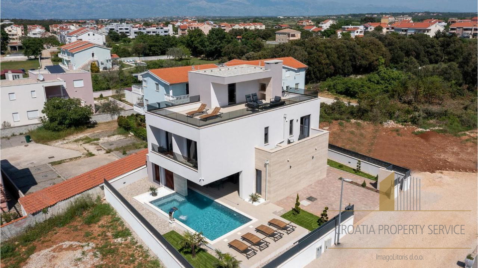 Elegantna vila s bazenom 190 m od mora u Zatonu!
