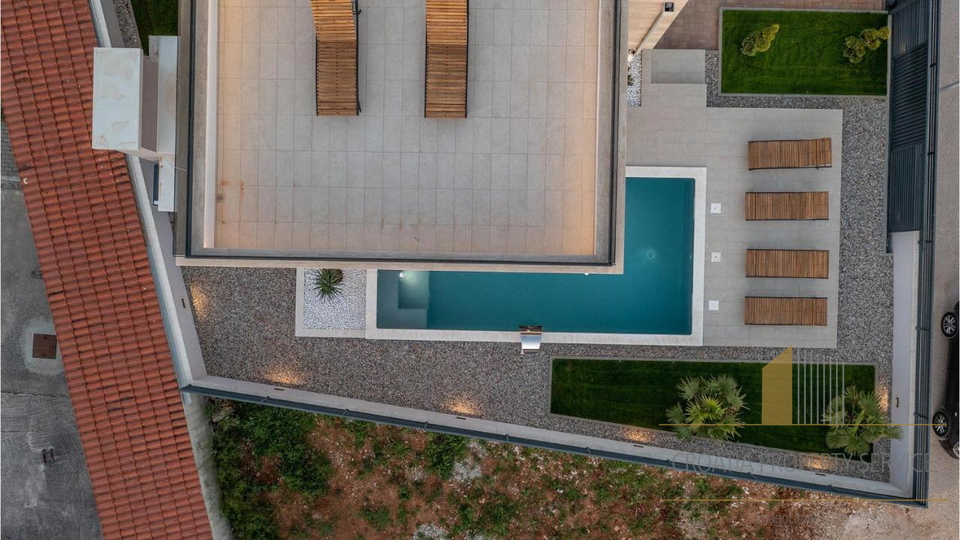 Elegantna vila s bazenom 190 m od mora u Zatonu!