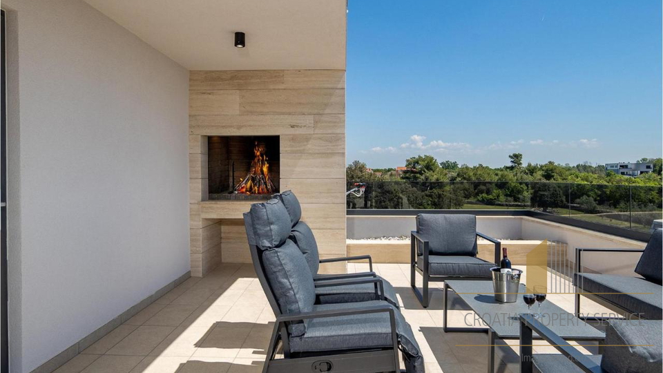 Elegantna vila s bazenom 190 m od mora u Zatonu!