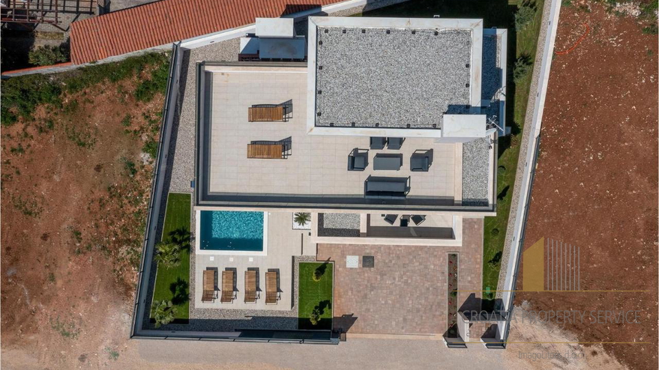 Elegantna vila s bazenom 190 m od mora u Zatonu!