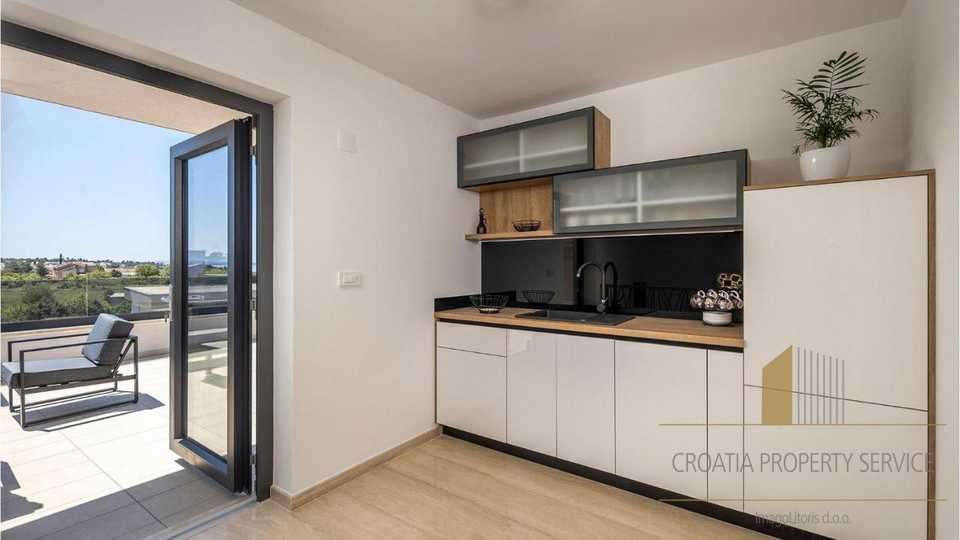 Elegantna vila s bazenom 190 m od mora u Zatonu!