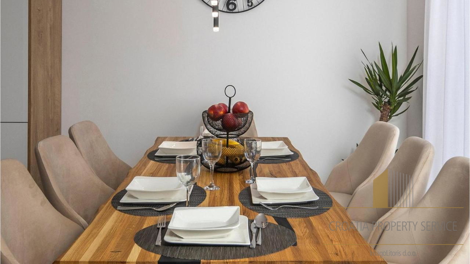 Elegantna vila s bazenom 190 m od mora u Zatonu!