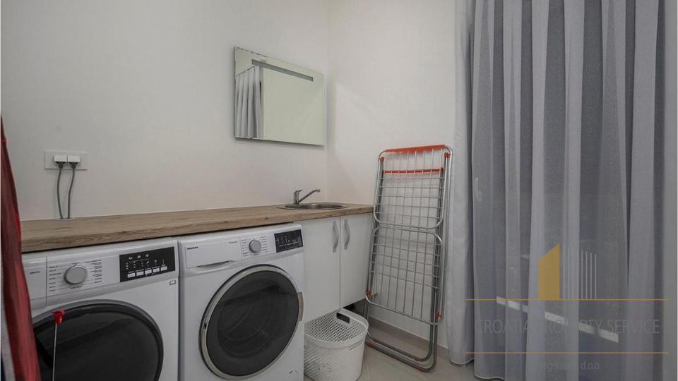 Elegantna vila s bazenom 190 m od mora u Zatonu!