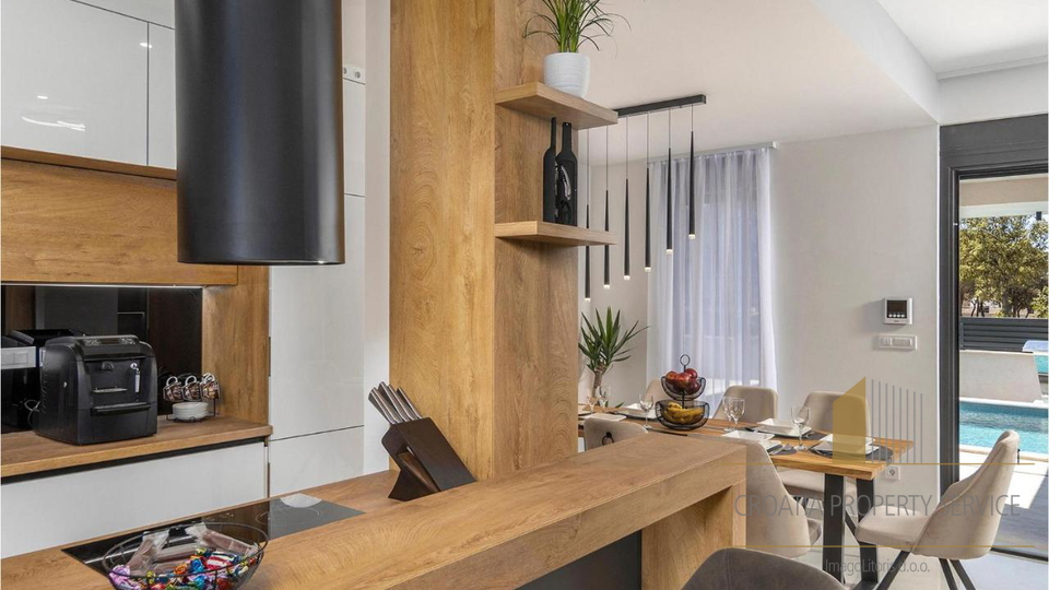 Elegantna vila s bazenom 190 m od mora u Zatonu!