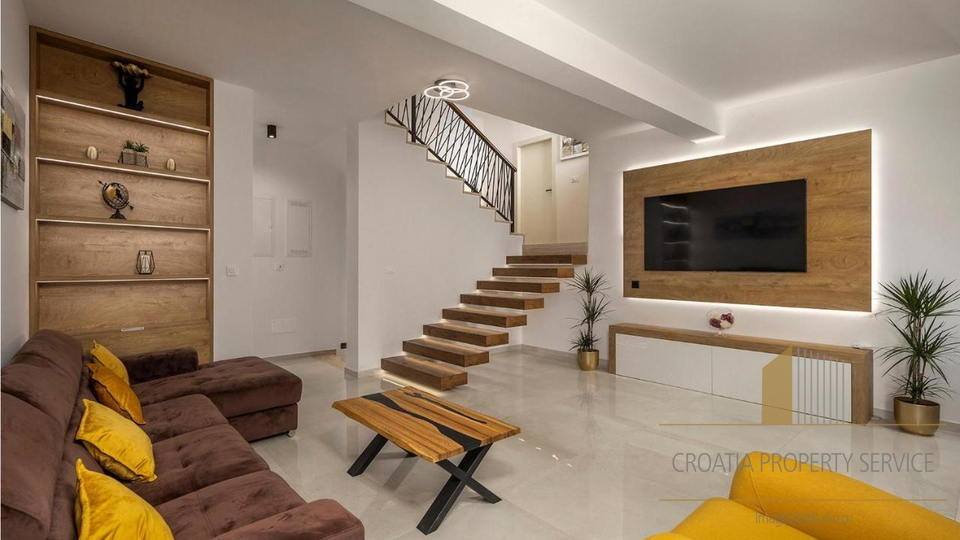 Elegantna vila s bazenom 190 m od mora u Zatonu!