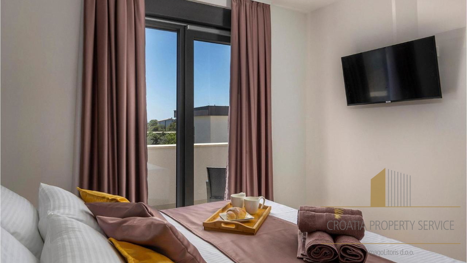Elegantna vila s bazenom 190 m od mora u Zatonu!