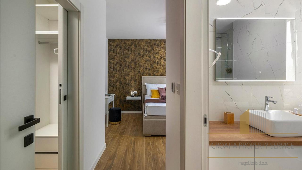 Elegantna vila s bazenom 190 m od mora u Zatonu!