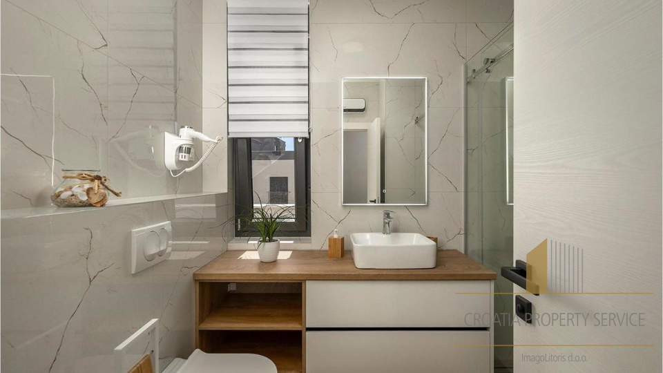 Elegantna vila s bazenom 190 m od mora u Zatonu!