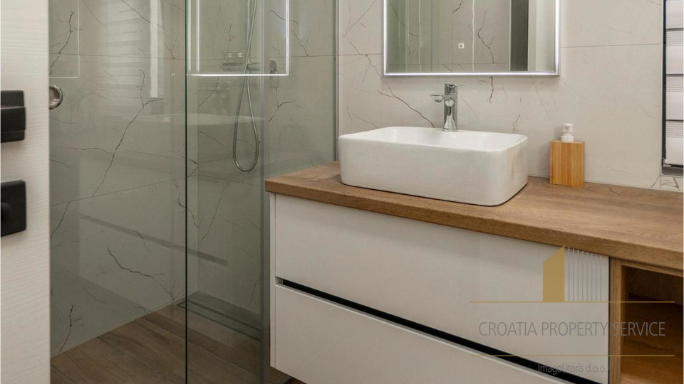 Elegantna vila s bazenom 190 m od mora u Zatonu!